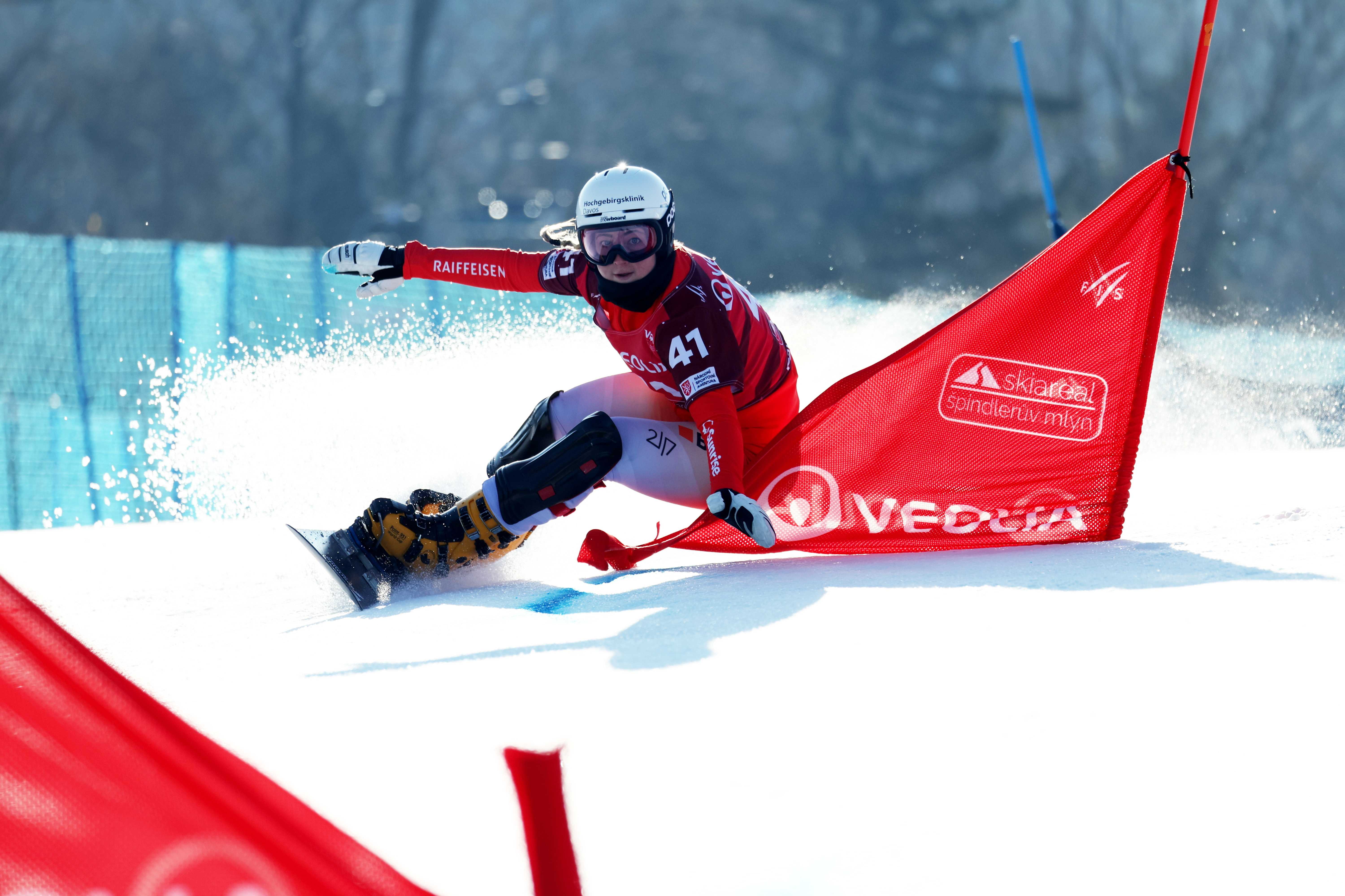 Xenia von Siebenthal beim Parallel-Riesenslalom in Action um ein rotes Tor
