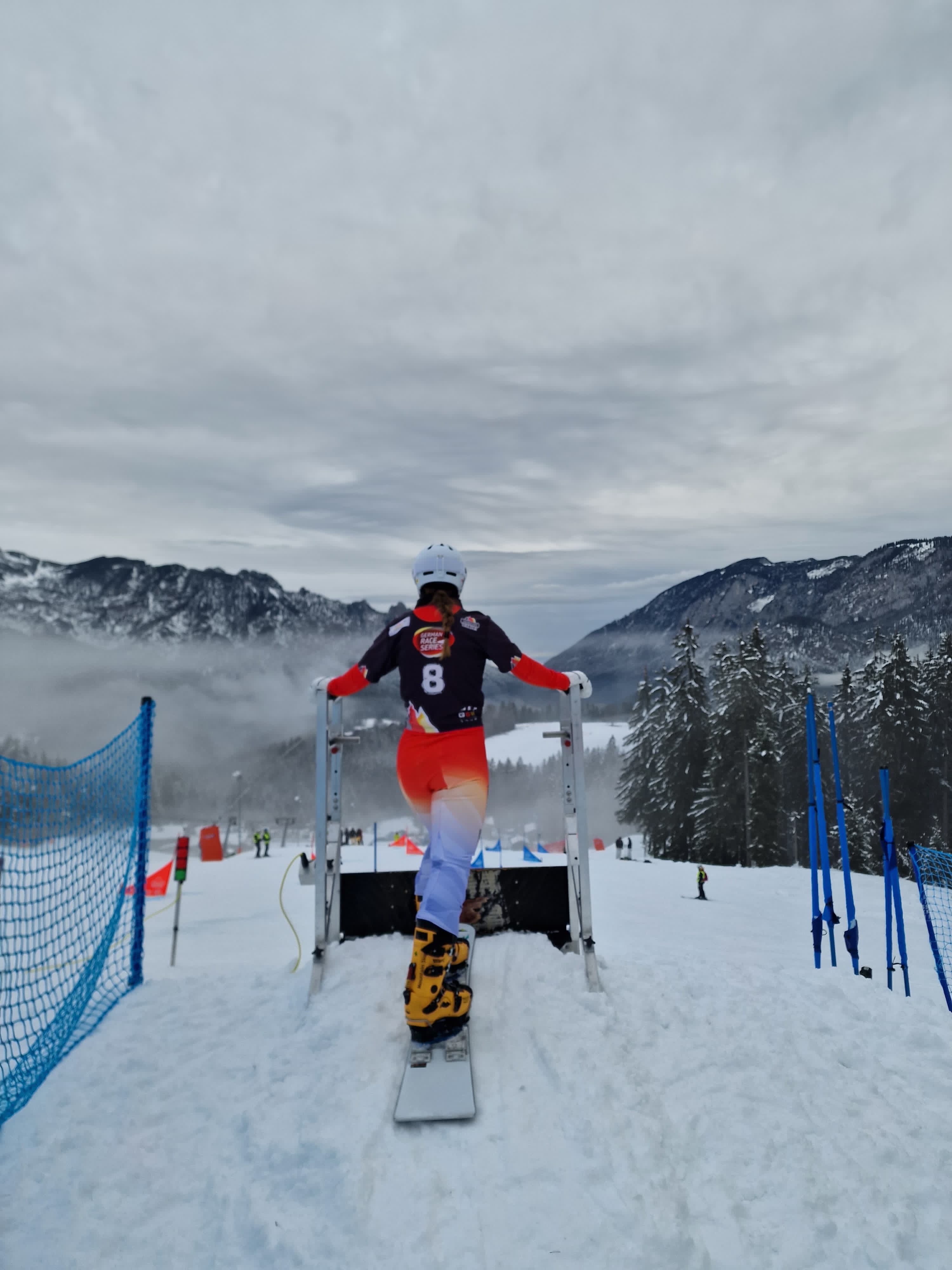 Xenia am Startgate mit Bergpanorama im Hintergrund