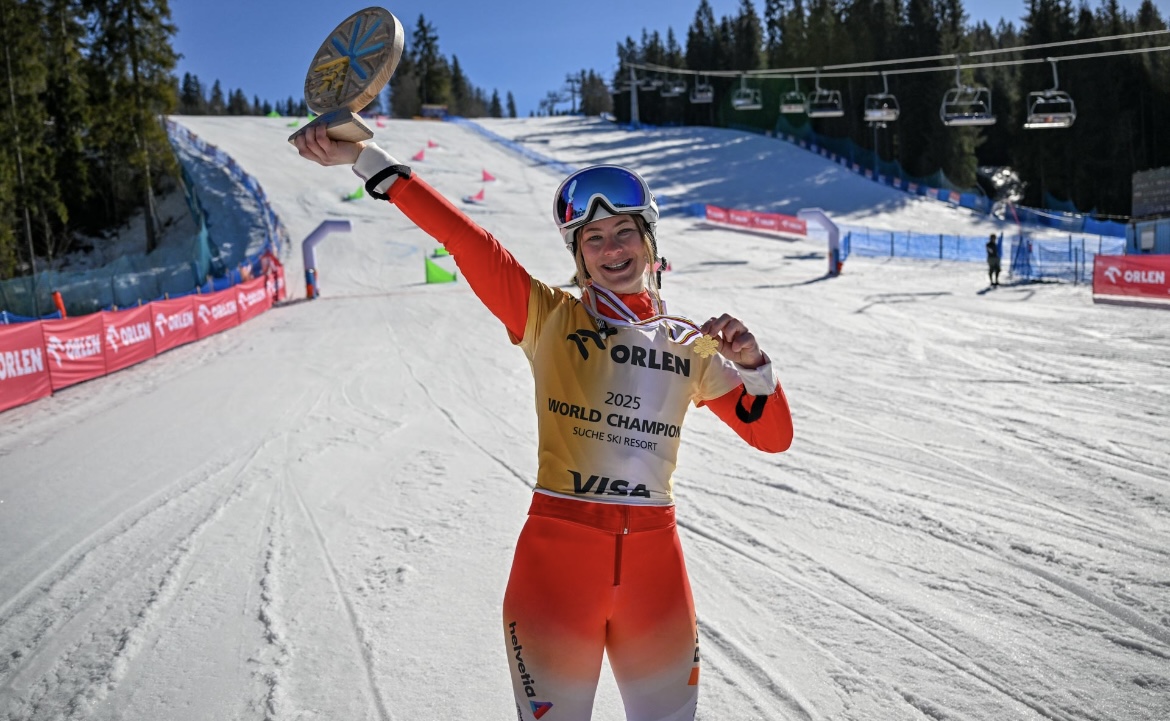 Xenia von Siebenthal mit Pokal und Medaille nach ihrem Sieg